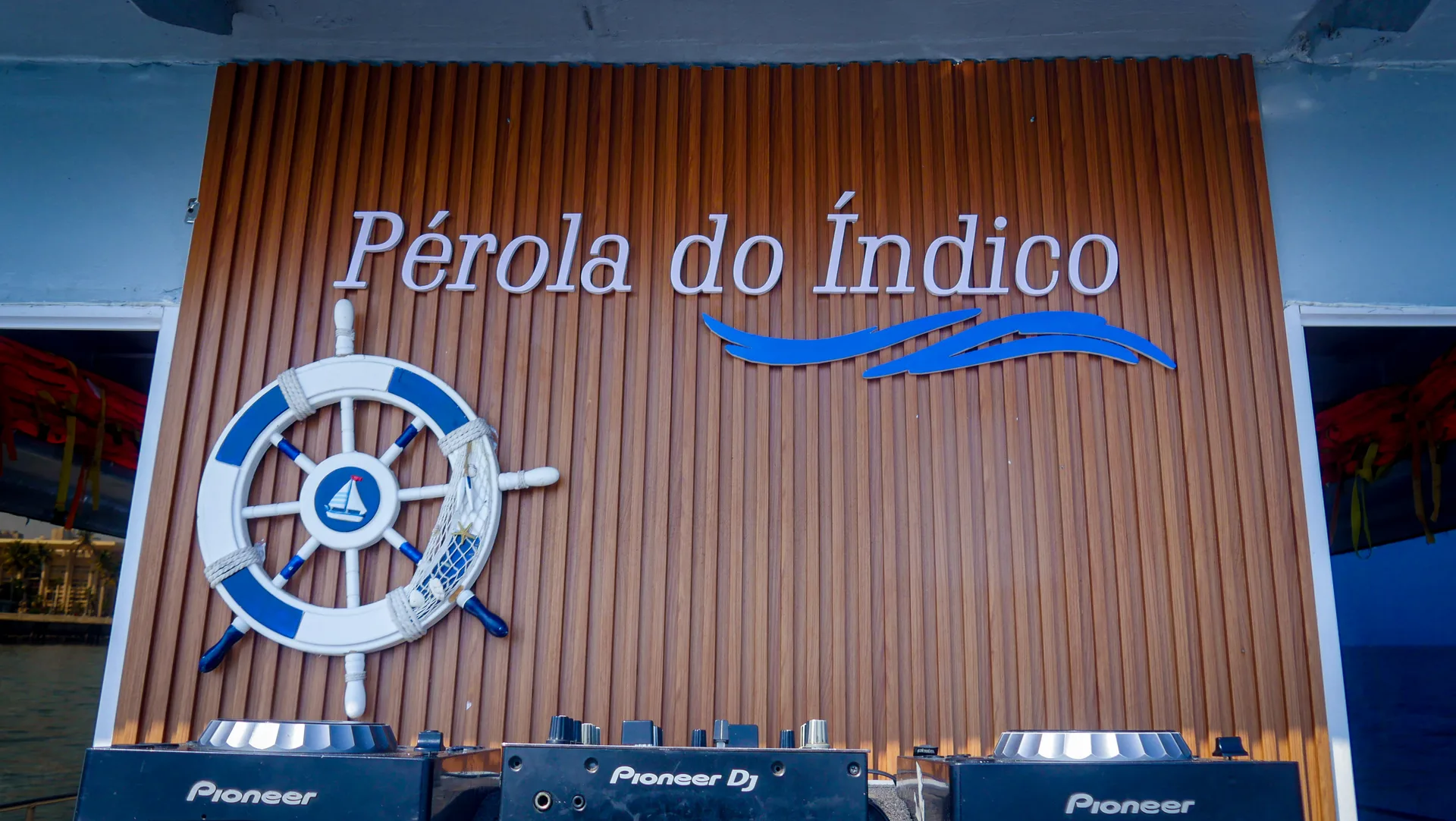 Pérola do Índico — o convés, com almofadas e relva
