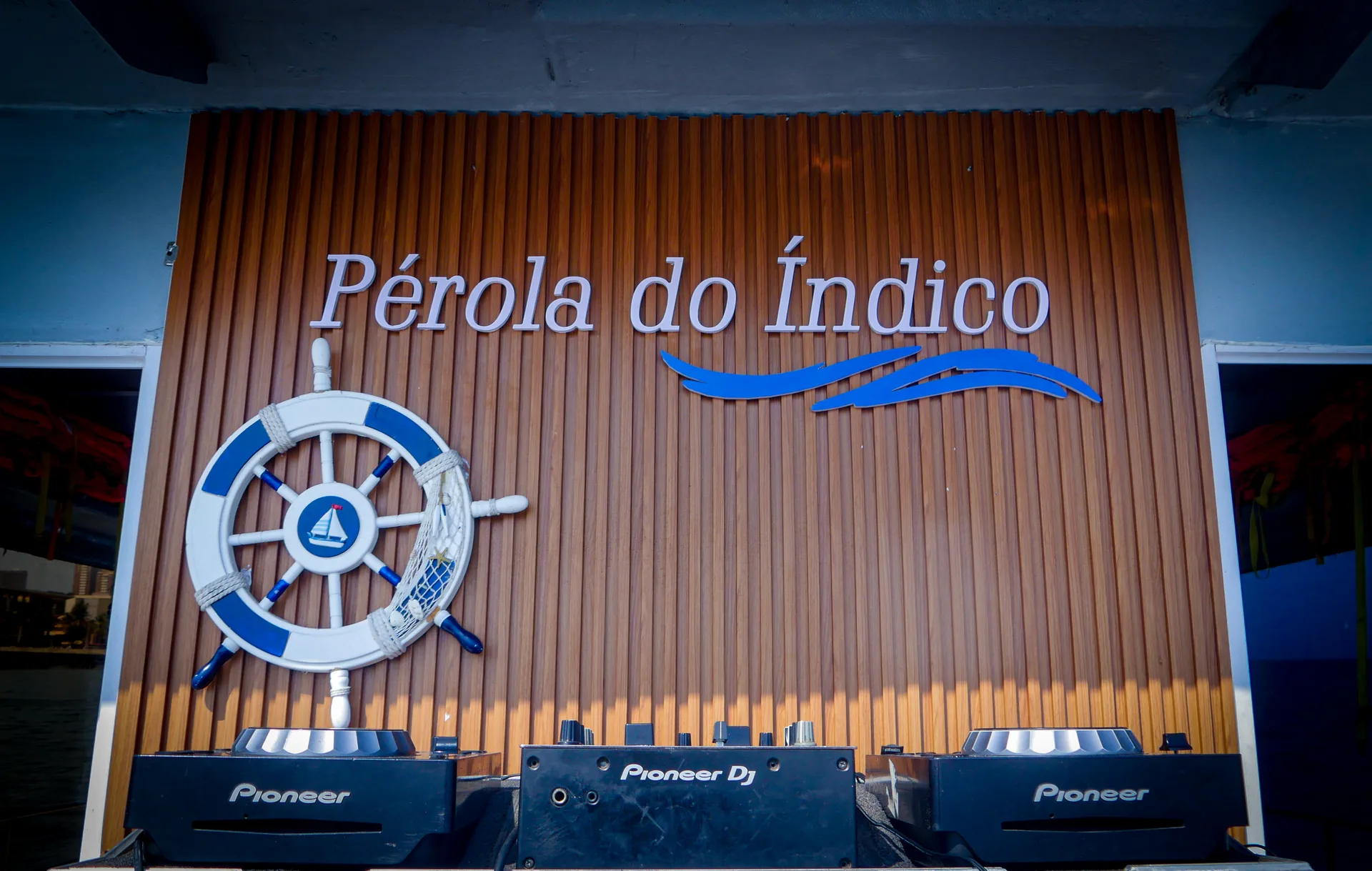 Pérola do Índico — a cabine de DJ a bordo
