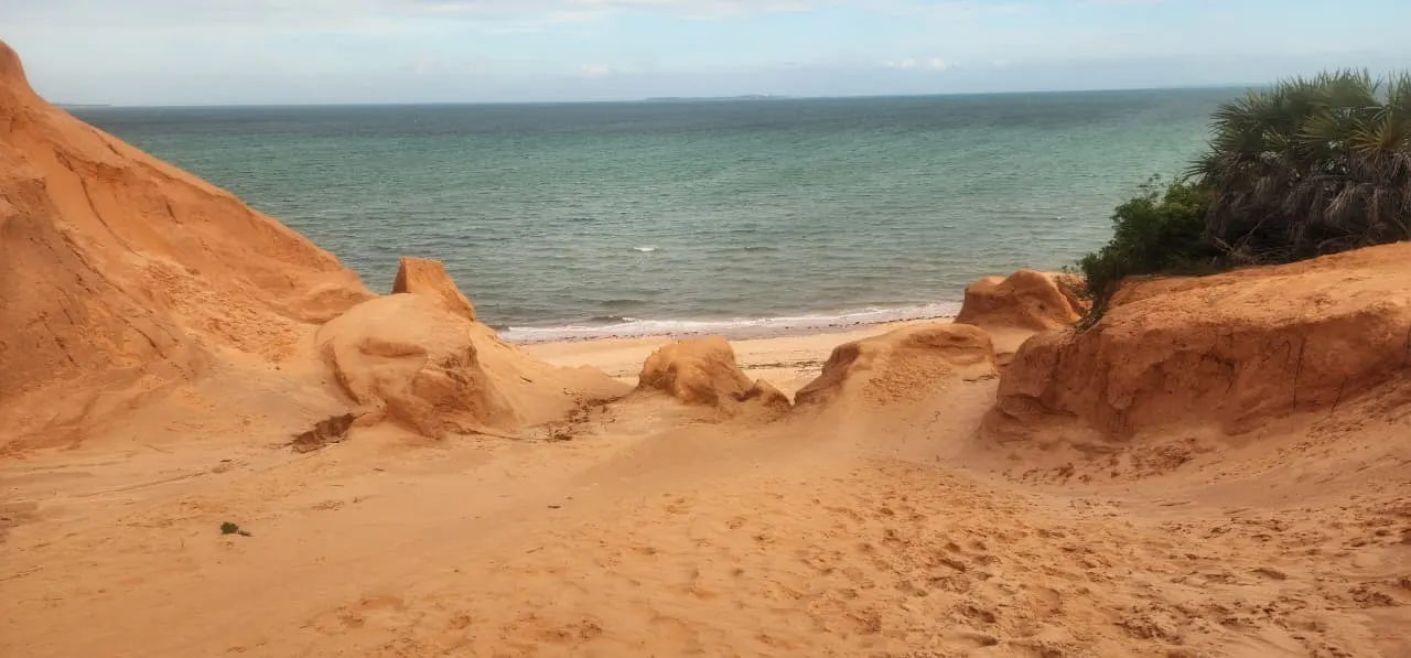 Red Dunes of Vilanculo — The dunes and the sea