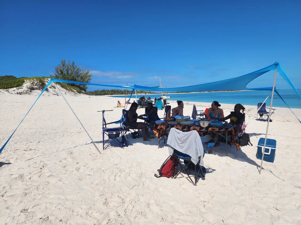 Bazaruto Archipelago excursion — Lunch in the shade on the beach