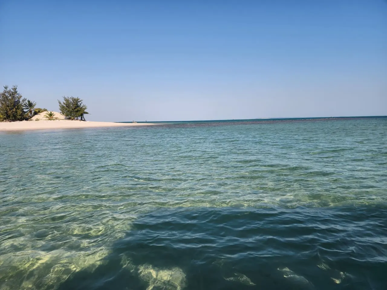 Magaruque Island — Shallow water beside the sandbank