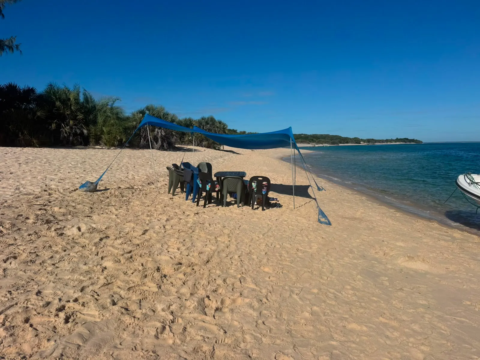 Magaruque Island — A shade tent on the sandbank